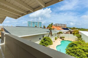 A hotel with a rooftop pool, a view of surrounding buildings, and a clear sky. - Sleeps 16 Palm Beach - 6BR Villa w Private Pool (Noord)