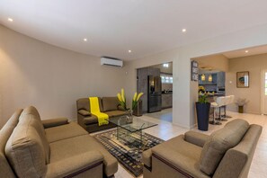 Villa | 6 bedrooms - Sleeps 16 Palm Beach - 6BR Villa w Private Pool (Noord)