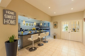 Villa | 6 bedrooms - Sleeps 16 Palm Beach - 6BR Villa w Private Pool (Noord)