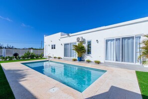 A modern house with a swimming pool, large windows, and a well-maintained lawn. - Boggey s Villas - Xander Bogaerts 5BR 7BA w Pool (San Nicholas Noord)