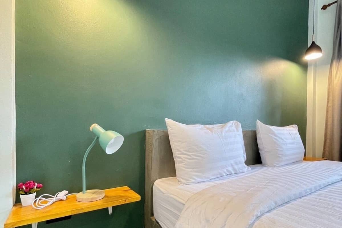 Espacio para trabajar con laptop, wifi gratis y ropa de cama
