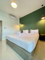Espacio para trabajar con laptop, wifi gratis y ropa de cama