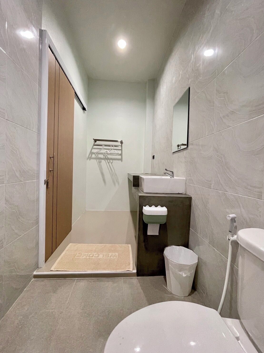 Phòng đôi cơ bản | Phòng tắm | Buồng tắm vòi sen, chậu vệ sinh/vòi rửa, khăn tắm 