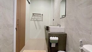 A modern bathroom with a toilet, sink, and shower area. - Norn Na Homestay Chanthaburi (Chanthaburi)