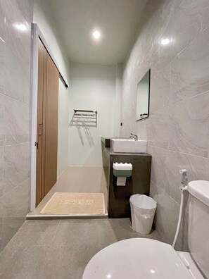 Kahden hengen perushuone | Kylpyhuone | Suihku, bidee, pyyhkeet