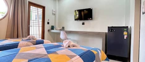 Kamar Double Basic | Ruang kerja ramah laptop, Wi-Fi gratis, dan seprai linen