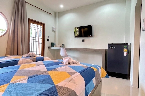 Habitación básica doble | Espacio para trabajar con laptop, wifi gratis y ropa de cama