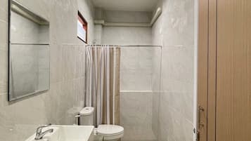 Basic Double Room | Bathroom | Shower, bidet, towels