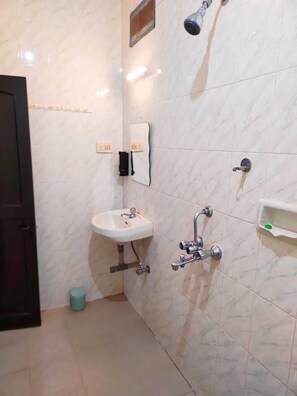 Shower, towels, soap, shampoo - Colonel's Beachside Resort (Anjuna)