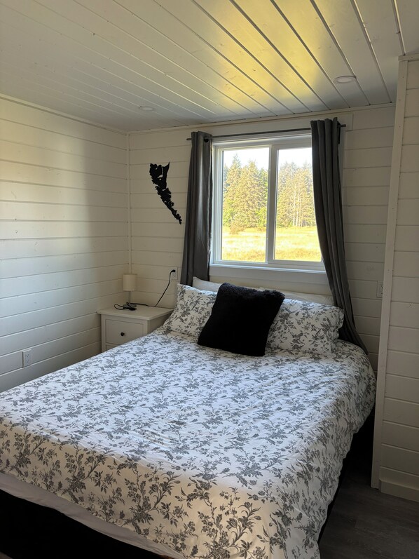 2 bedrooms, desk, WiFi, bed sheets