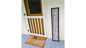 A white door with a window, a 'WELCOME' sign, and a doormat with 'home' and a pineapple design. - Athensmusic Gem 1 mile from Town (Athens)