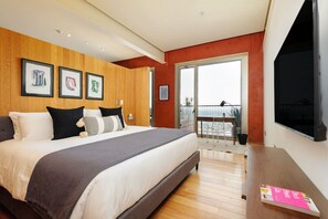 1 habitación, escritorio, tabla de planchar con plancha y cuna de viaje 