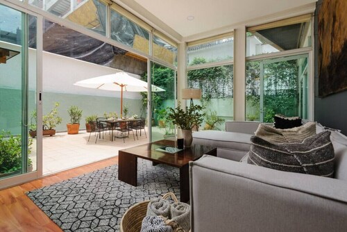 Stunning garden house 2 bdr Apt w/ p. terrace