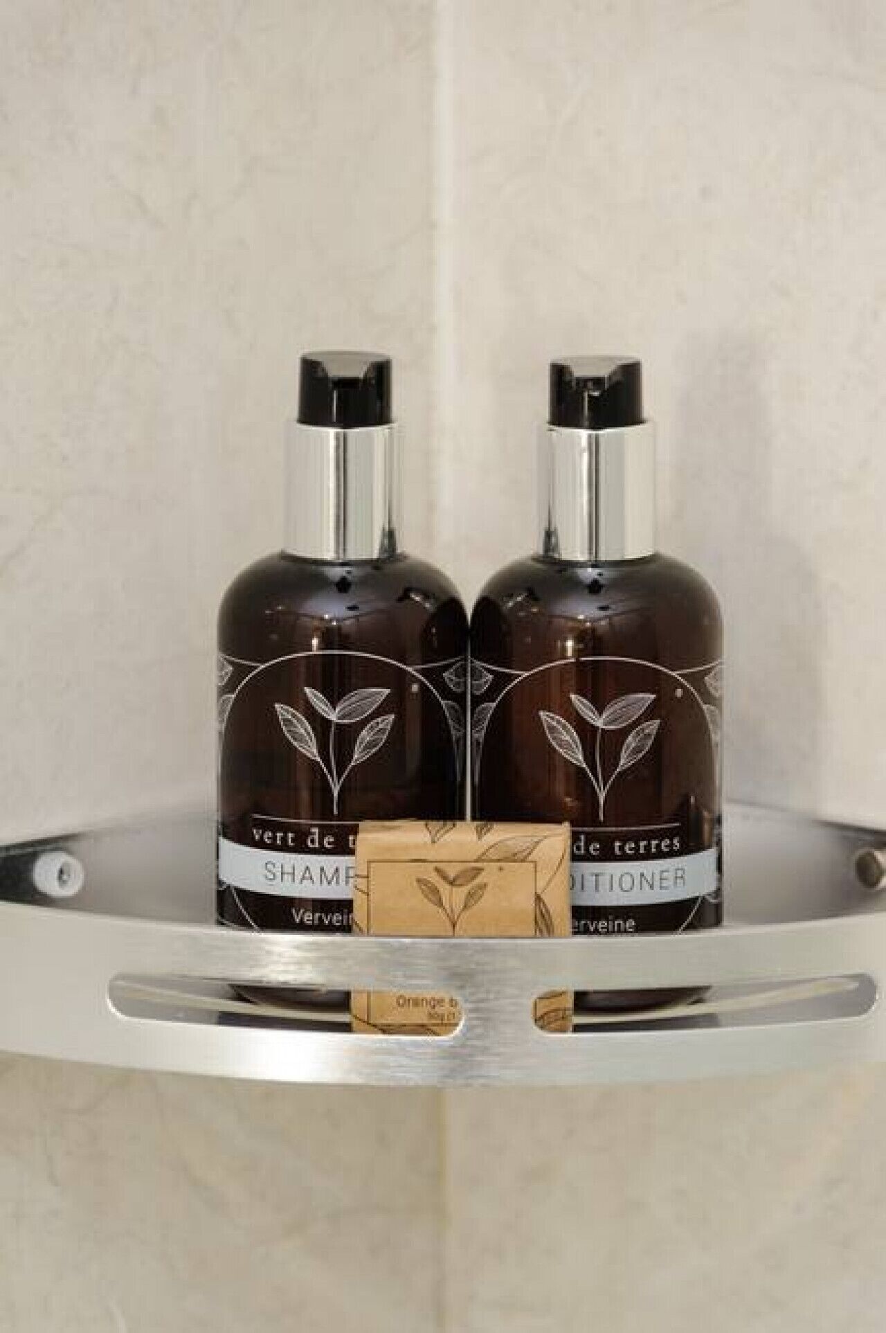Zwei SHAMPOO-Flaschen auf einem Badezimmerschrank.
