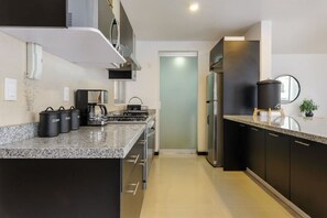 Refrigerador, microondas, horno y parrilla de estufa
