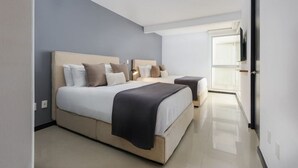 A modern bedroom with a large bed, bedside tables, and a view of the outside. - Stylish 2-Bdr haven in the heart of Roma Norte (Ciudad de México)