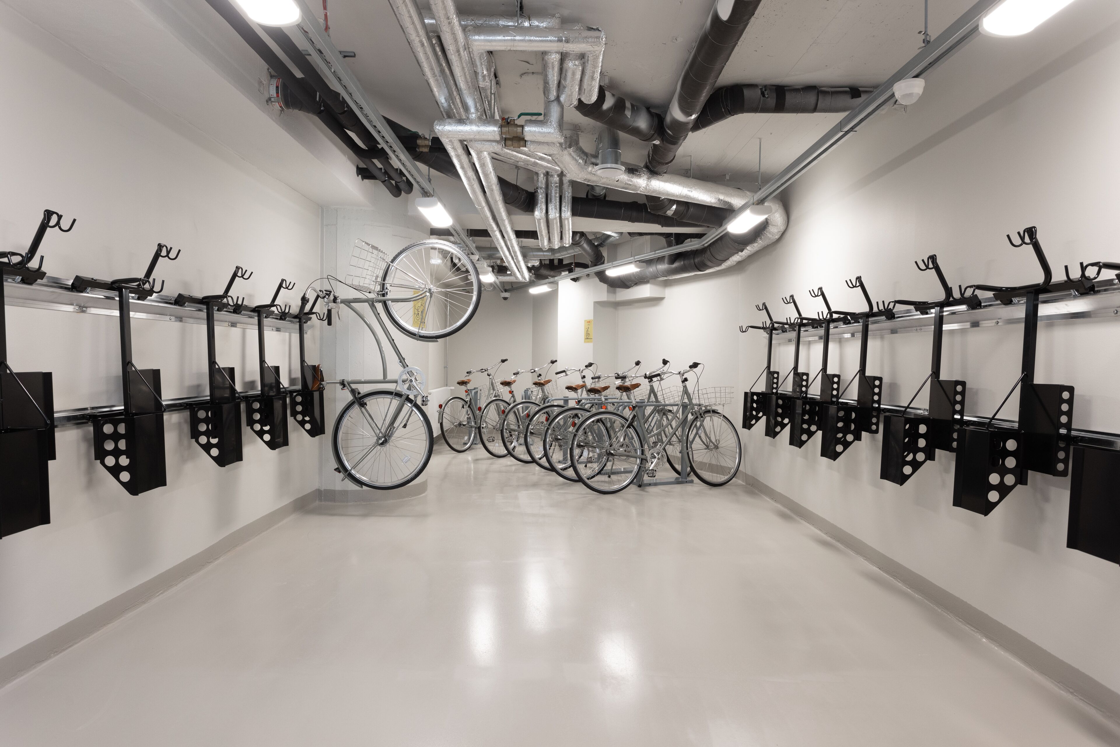 Una estación de alquiler de bicicletas con varias bicicletas y aparcabicicletas.