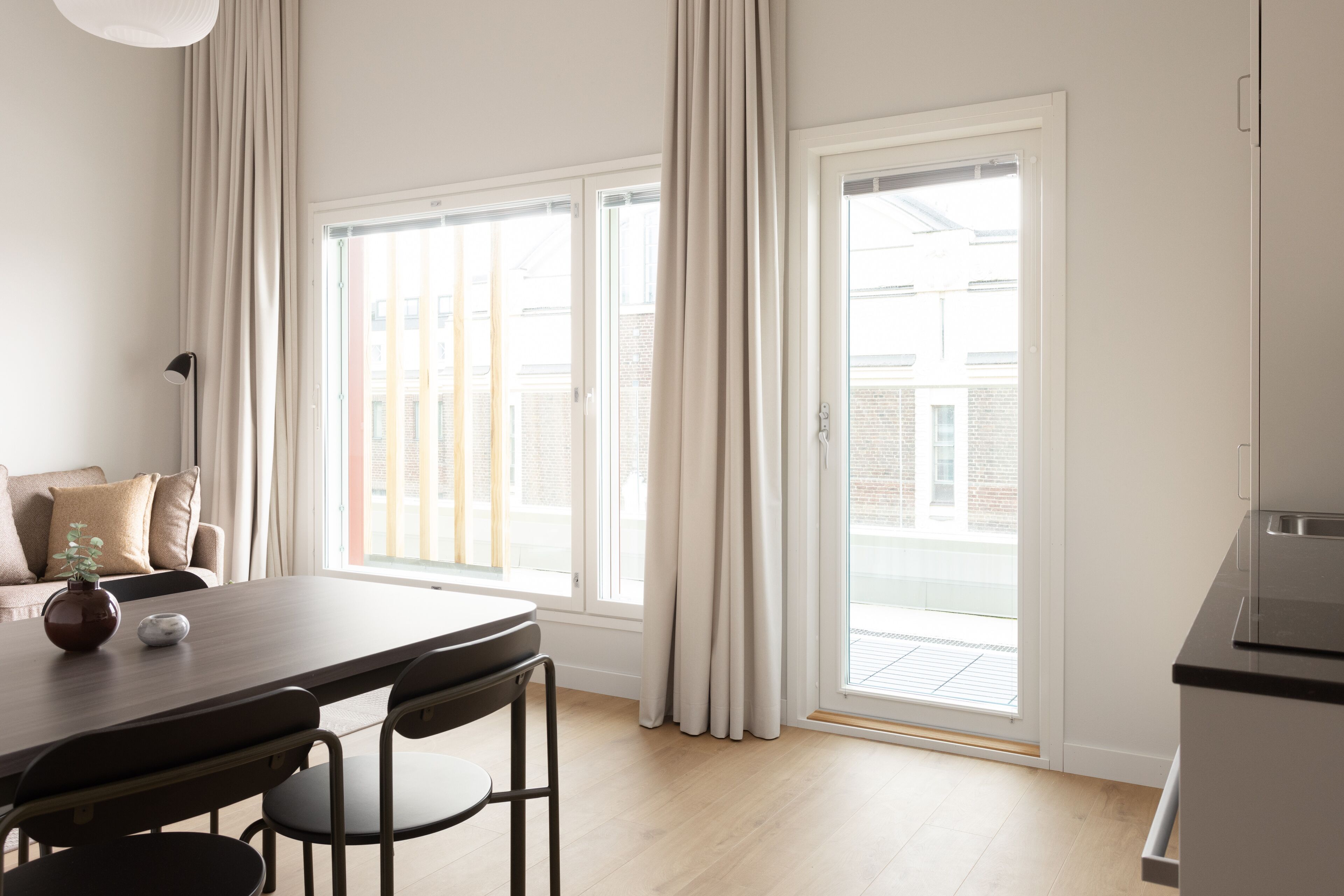 Una cocina moderna con comedor, ventanas amplias y vistas al exterior.