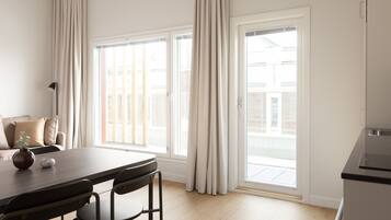 Una cocina moderna con comedor, ventanas amplias y vistas al exterior.