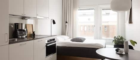 Compact studio with a rooftop terrace | Skrivbord, arbetsyta för laptop, mörklÀggningsgardiner och ljudisolering