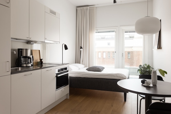 Compact studio with a rooftop terrace | Escritorio, espacio para trabajar con laptop y cortinas blackout