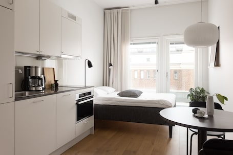 Compact studio with a rooftop terrace | 办公桌、笔记本电脑工作区、遮光窗帘、隔音