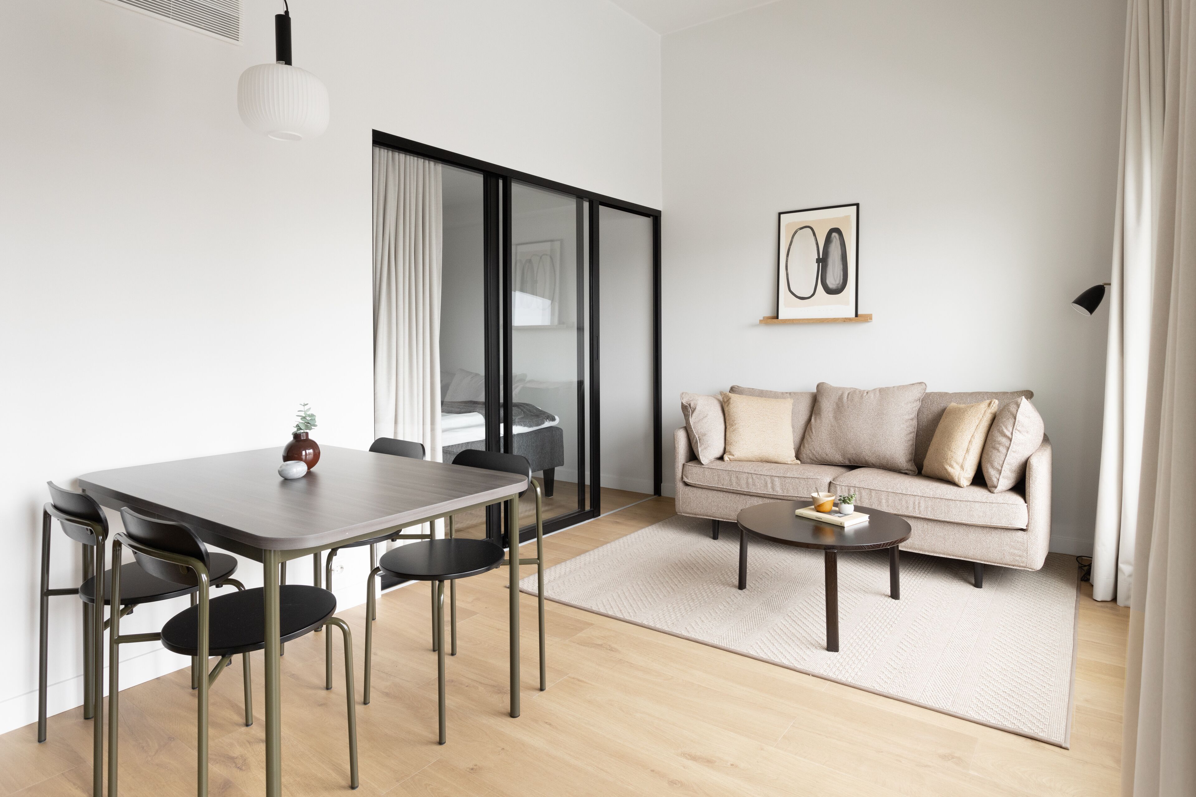 Un salon moderne comprenant une table à manger, des chaises, un canapé et une table basse.