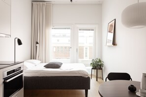Compact studio with a rooftop terrace | Bureau, espace de travail pour ordinateurs portables