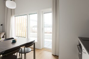 Medium studio with a rooftop terrace | Bureau, espace de travail pour ordinateurs portables