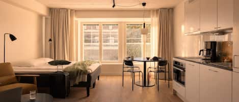 Medium studio | Escritorio, espacio para trabajar con laptop y cortinas blackout