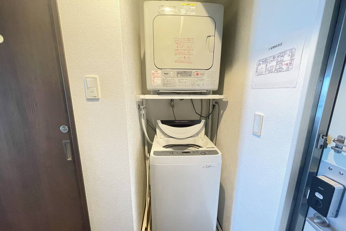 Cortinas blackout, wifi gratis y ropa de cama