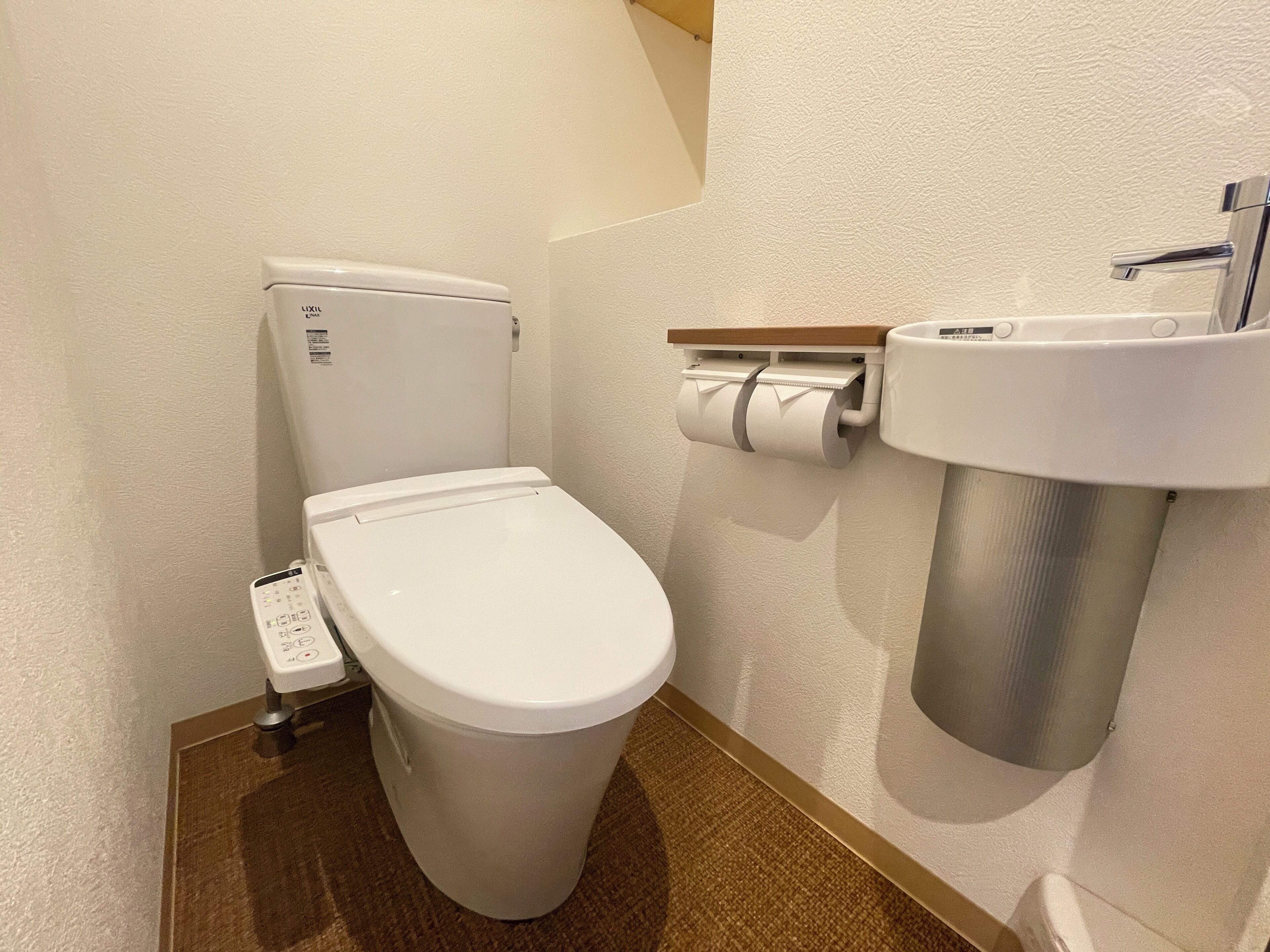 遮光窗帘、免费 WiFi、床单