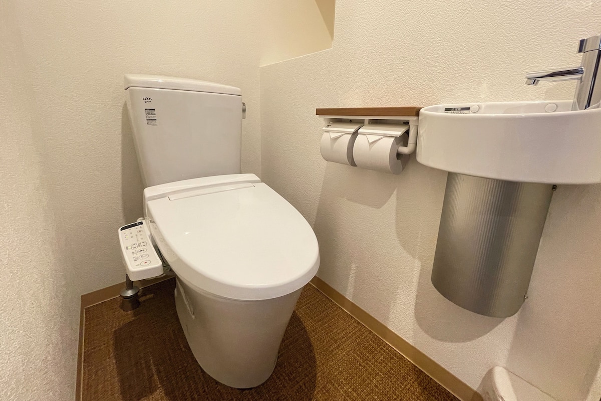 Cortinas blackout, wifi gratis y ropa de cama