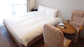 コンフォート ダブルルーム | 遮光カーテン、WiFi (無料)、ベッドシーツ