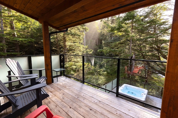 Outdoor spa tub