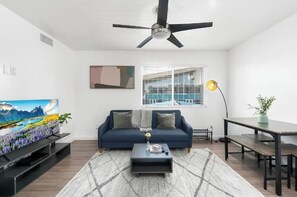 Living area - Queen Bed, Parking, Airport, Parks! (Phoenix)