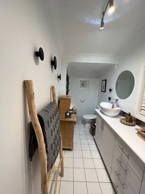 Haartrockner, Handtücher, Seife, Toilettenpapier