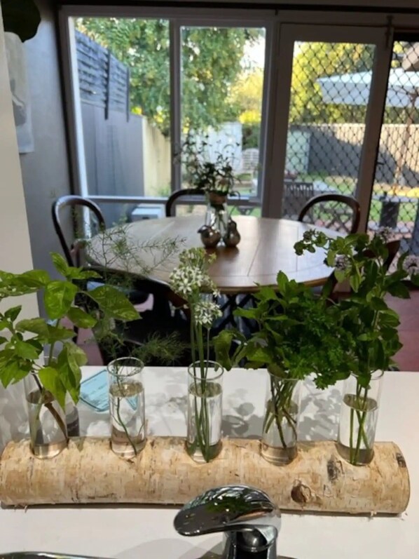 Dining - No. 4 on Bolton
(Wagga Wagga)