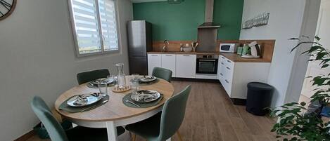 Een koelkast, een microgolfoven, een oven, een kookplaat