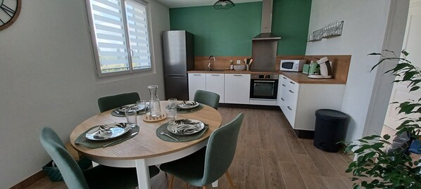 Fridge, microwave, oven, stovetop - Maison à 9 kms du Zoo de Beauval Dans un Cadre Champêtre (Mareuil-sur-Cher)