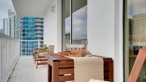 Outdoor dining - Chic Penthouse: 3BR | Pool | Gym| 2 Parking Spots (Miami)