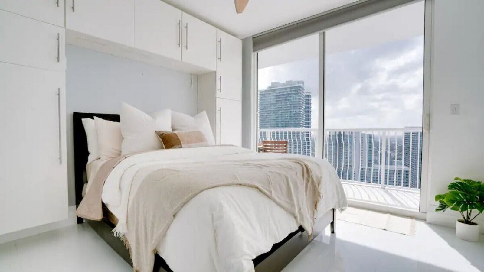 3 bedrooms, desk, WiFi, bed sheets