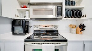 Refrigerador, microondas, horno y parrilla de estufa 