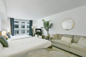 Desk, WiFi - Glam Studio | Pool | Gym Access | Free Parking (Miami)