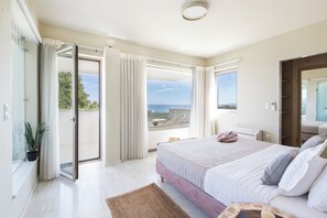 5 makuuhuonetta, tallelokero huoneessa, työpöytä, silitysrauta/-lauta