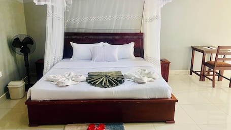 Cortinas blackout, tabla de planchar con plancha y wifi gratis . Elgon Palace hotel mbale