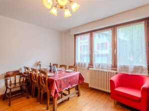 Dining - 4-Room Apt 90m², 200m from Slopes, WiFi, Parking, Sleeps 6 (Morzine)