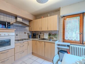 Kjøleskap, mikrobølgeovn, ovn og oppvaskmaskin