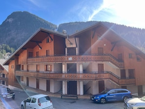 A wooden building with a balcony and a staircase leading to the upper floor. - Charming apartment at Morzine slopes with wifi (Morzine)