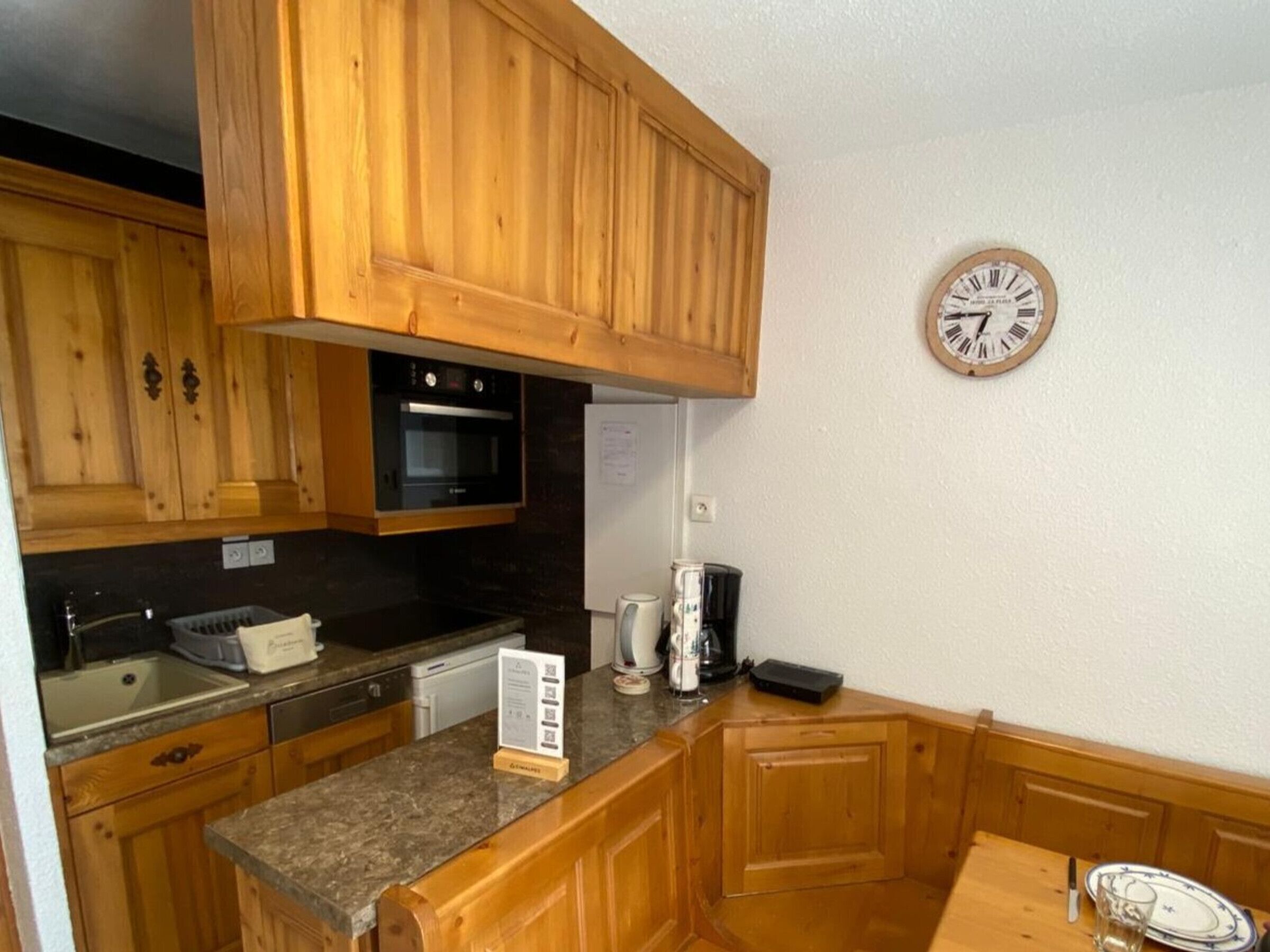 Coffee/tea maker, fridge, microwave, stovetop